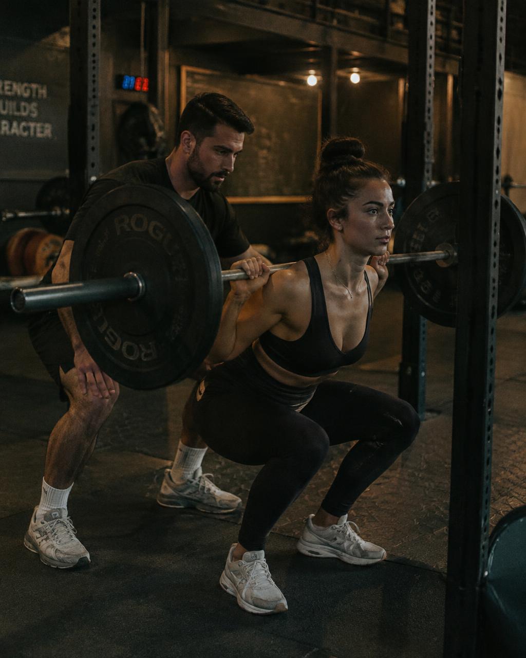 Treino de agachamento acompanhado